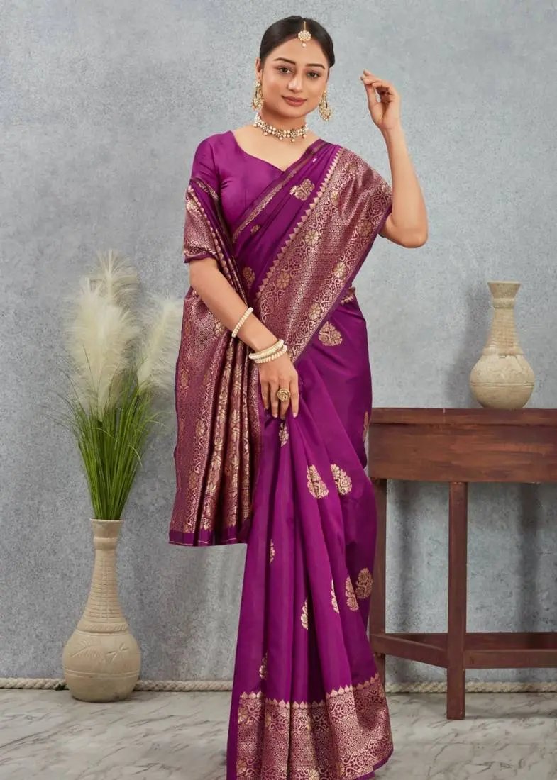 Sari en soie artificielle violet avec bordure en fil d’or zari Sari Indien