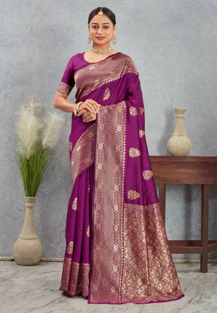 Sari en soie artificielle violet avec bordure en fil d’or zari Sari Indien